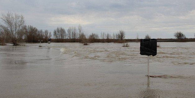 В Оренбургской области из-за подтопления продолжают закрывать мосты и дороги. Список пополнился десятками участков
